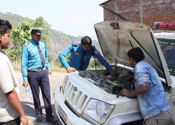 ट्राफिक प्रहरीले यातायात चालक लाई आँखा चेक देखि स्वास्थ चेक जाच गर्दै