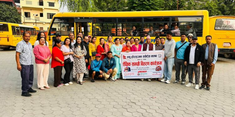 न्यू होराइजन स्पोर्टस क्लबद्वारा स्याङ्जाका विभिन्न विद्यालयमा शैक्षिक सामग्री वितरण