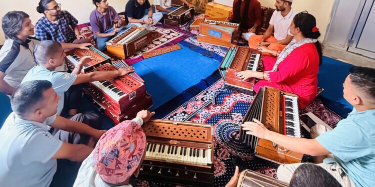 गुल्मी र स्याङ्जामा हार्मोनियम प्रशिक्षणप्रति बढ्दो आकर्षण, लोकभजन र मौलिक संस्कृतिको संरक्षणमा रुरु सञ्चार कलाघर सक्रिय